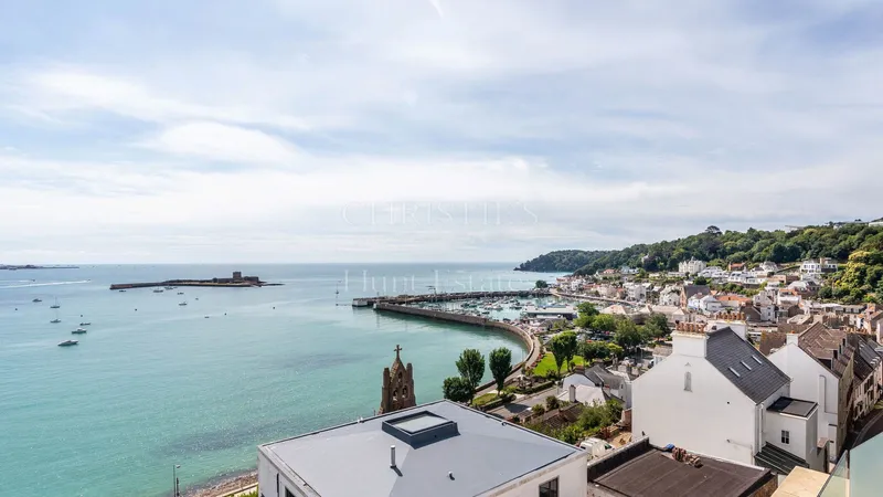 Stylish Four Bedroom Townhouse in The Heart of St Aubin — photograph 10