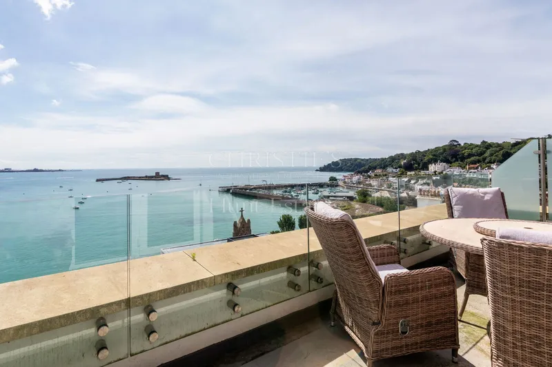 Stylish Four Bedroom Townhouse in The Heart of St Aubin — photograph 2