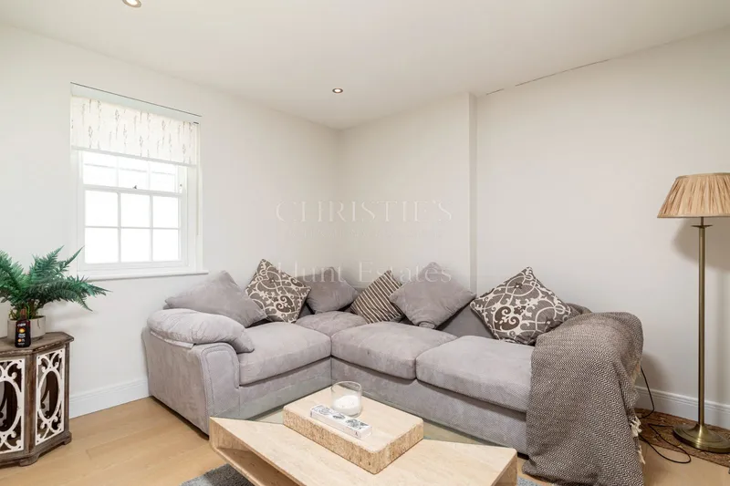 Stylish Four Bedroom Townhouse in The Heart of St Aubin — photograph 8