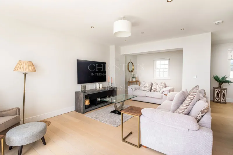 Stylish Four Bedroom Townhouse in The Heart of St Aubin — photograph 7