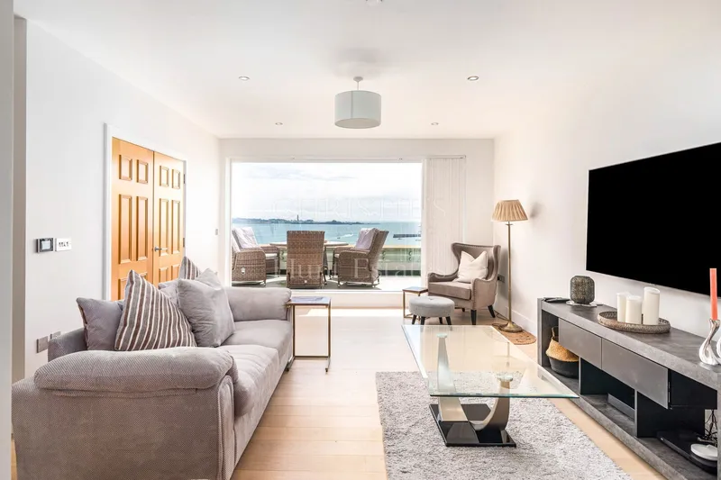 Stylish Four Bedroom Townhouse in The Heart of St Aubin — photograph 5