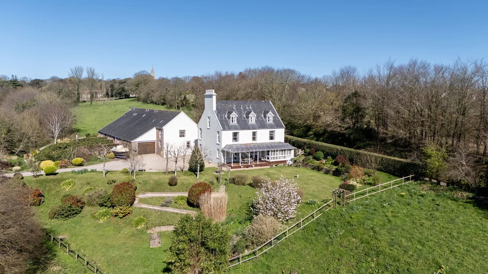 Private country home with annexes and surrounding land — main photograph