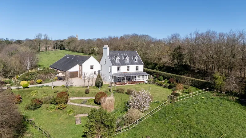 Private country home with annexes and surrounding land — main photograph