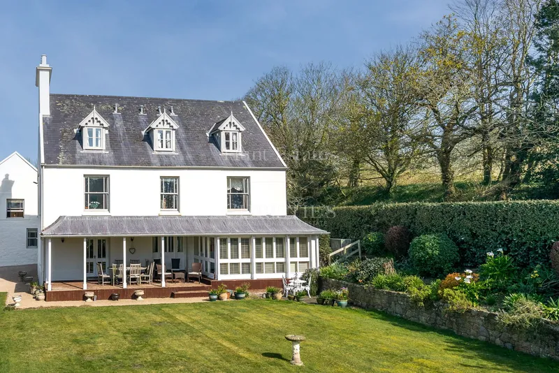 Private country home with annexes and surrounding land — photograph 2