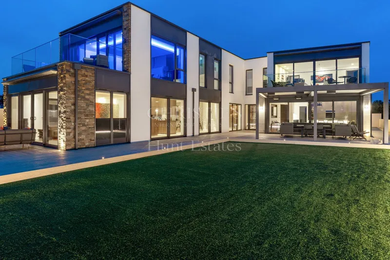 Luxurious Modern Home in Private Setting with Sea Views — photograph 4