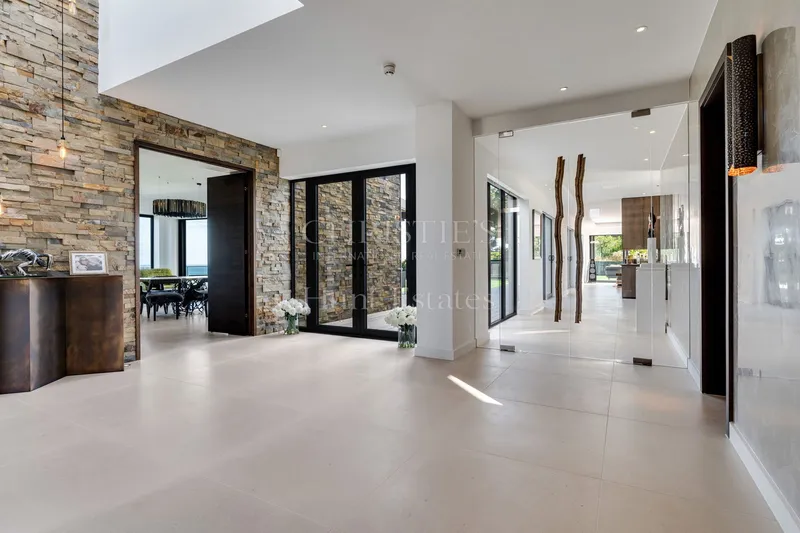 Luxurious Modern Home in Private Setting with Sea Views — photograph 9
