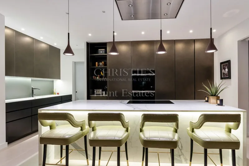 Luxurious Modern Home in Private Setting with Sea Views — photograph 6