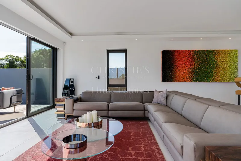 Luxurious Modern Home in Private Setting with Sea Views — photograph 10