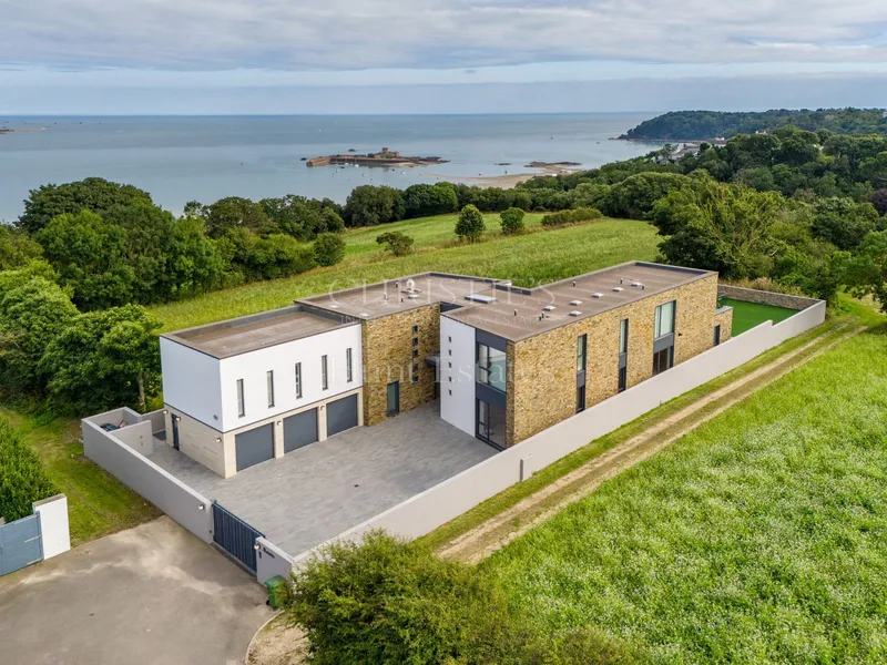 Luxurious Modern Home in Private Setting with Sea Views — photograph 2