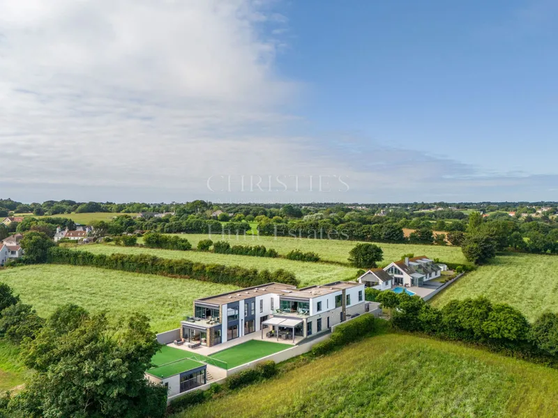 Luxurious Modern Home in Private Setting with Sea Views — main photograph