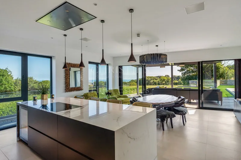Luxurious Modern Home in Private Setting with Sea Views — photograph 5