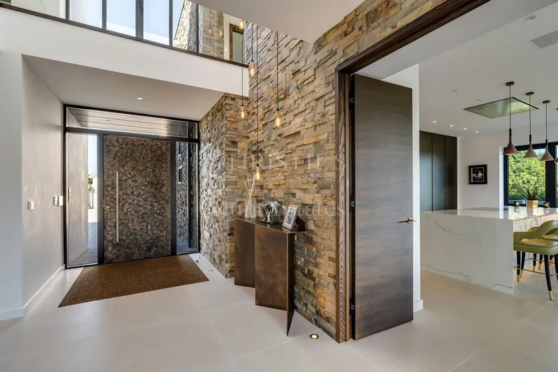 Luxurious Modern Home in Private Setting with Sea Views — photograph 3