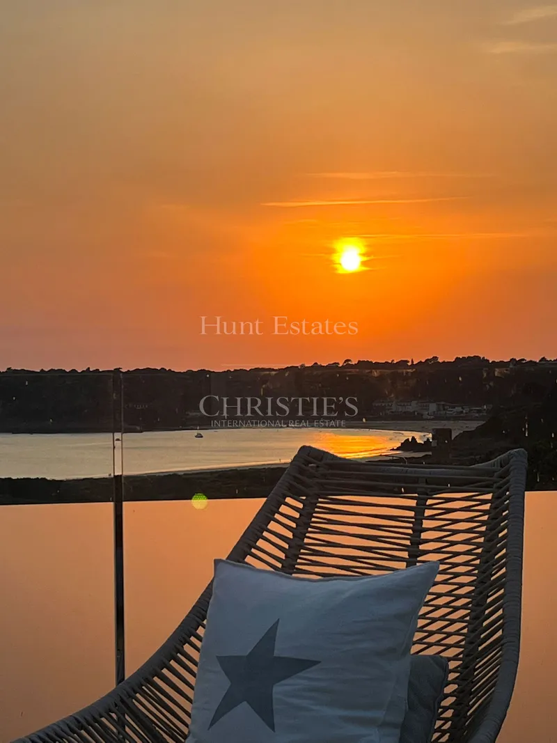 BEAUTIFUL DETACHED HOME WITH SEA VIEWS ACROSS OUAISNE BAY — photograph 2