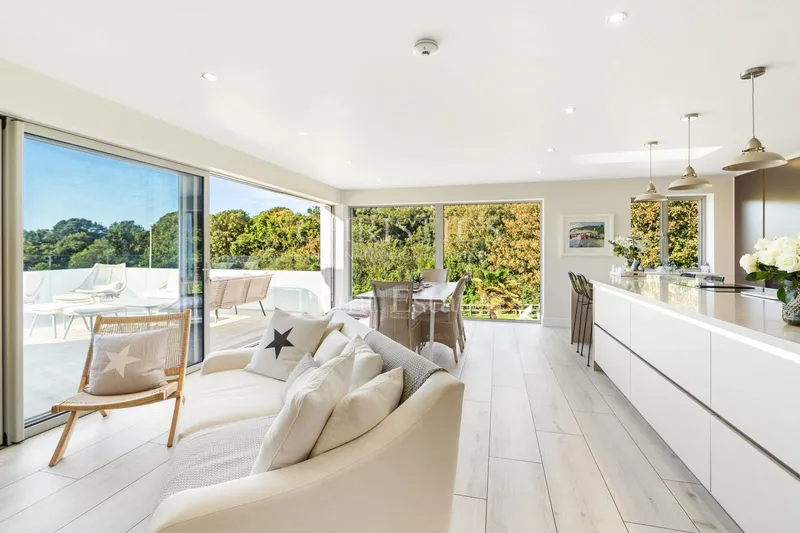 BEAUTIFUL DETACHED HOME WITH SEA VIEWS ACROSS OUAISNE BAY — photograph 5