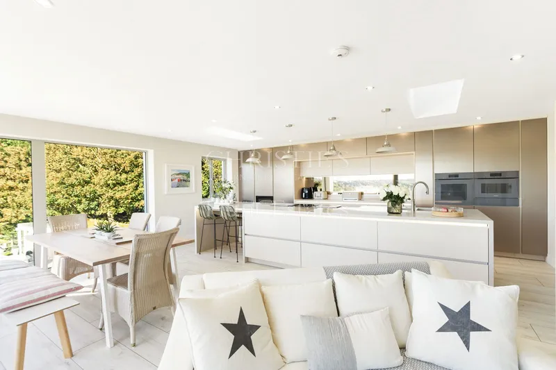 BEAUTIFUL DETACHED HOME WITH SEA VIEWS ACROSS OUAISNE BAY — photograph 8