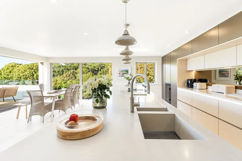 BEAUTIFUL DETACHED HOME WITH SEA VIEWS ACROSS OUAISNE BAY — photograph 10