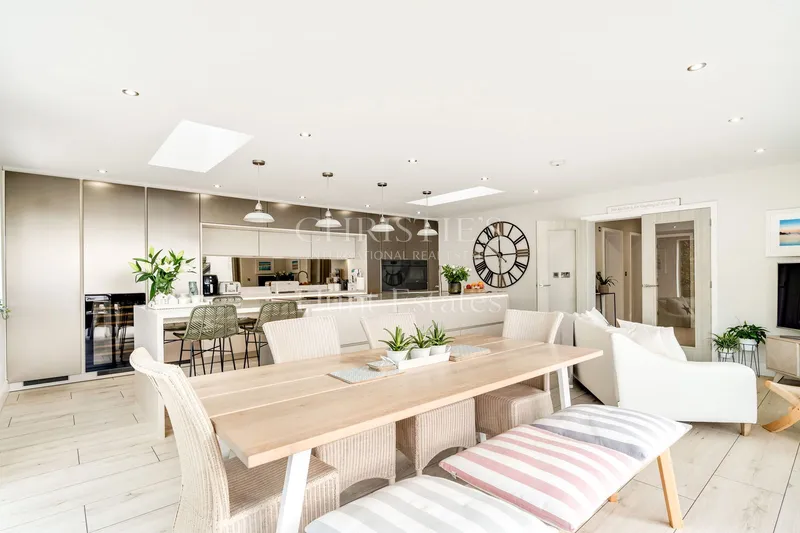 BEAUTIFUL DETACHED HOME WITH SEA VIEWS ACROSS OUAISNE BAY — photograph 9