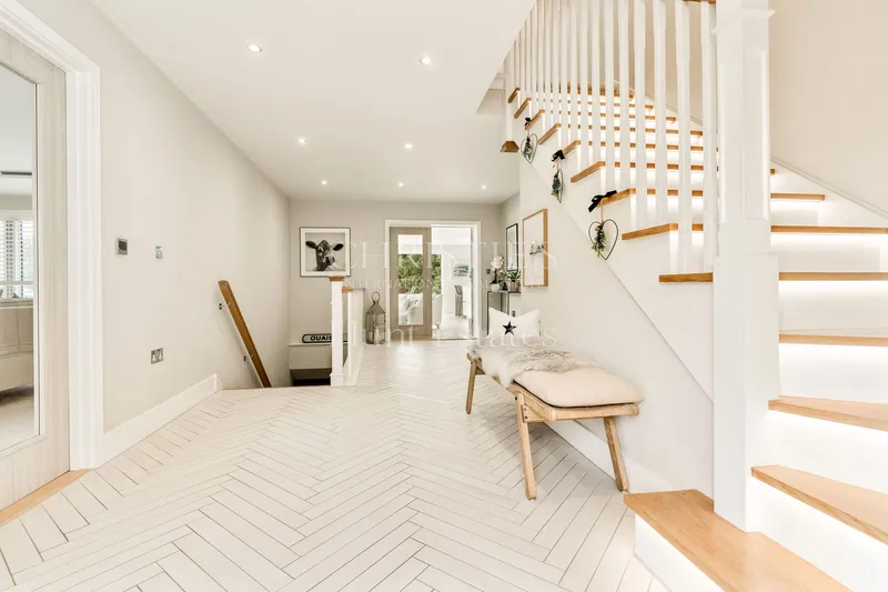 BEAUTIFUL DETACHED HOME WITH SEA VIEWS ACROSS OUAISNE BAY — photograph 3