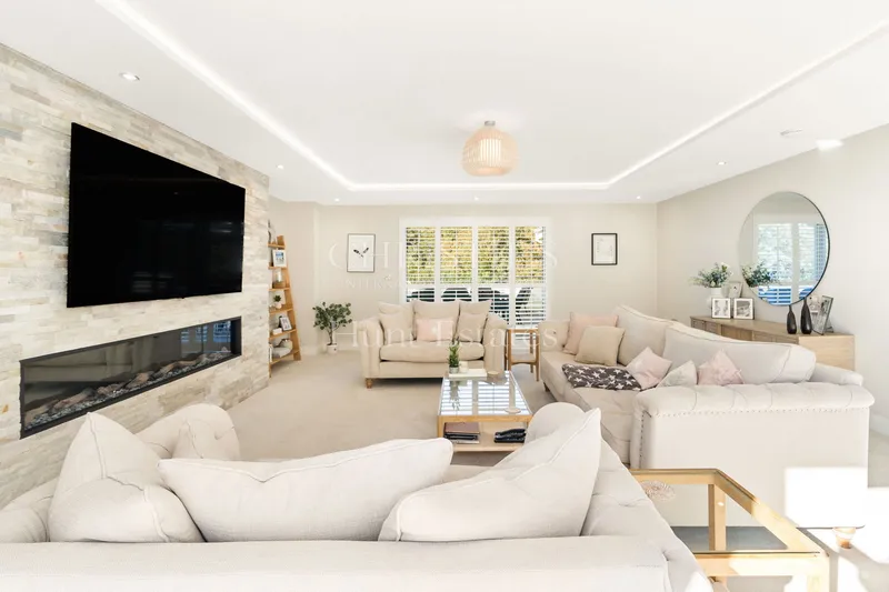 BEAUTIFUL DETACHED HOME WITH SEA VIEWS ACROSS OUAISNE BAY — photograph 4