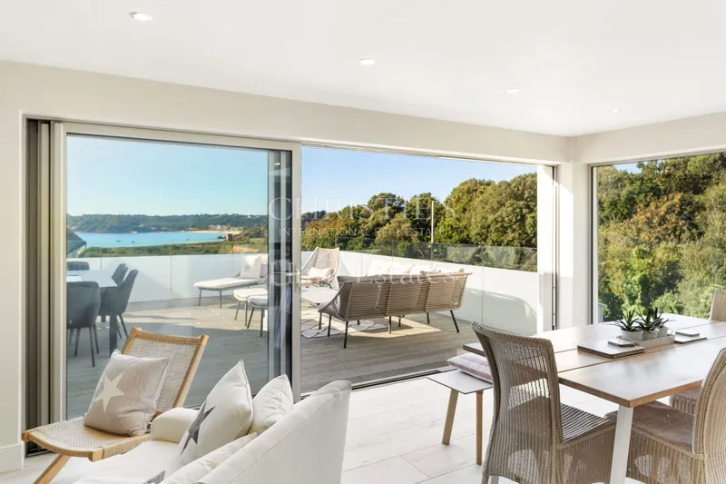 BEAUTIFUL DETACHED HOME WITH SEA VIEWS ACROSS OUAISNE BAY — photograph 7