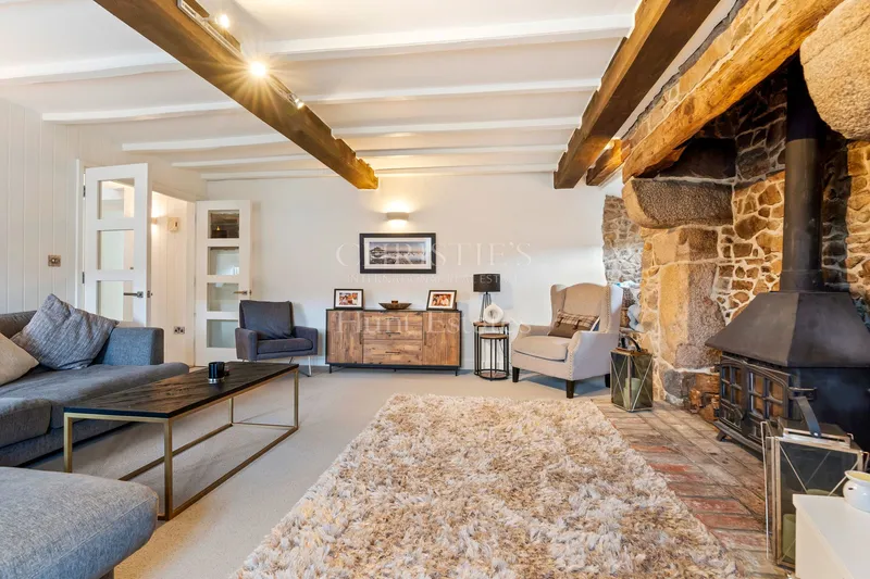 A Charming Blend of Tradition and Modern Comfort — photograph 4