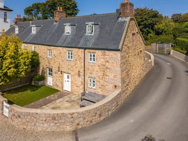 A Charming Blend of Tradition and Modern Comfort — main photograph