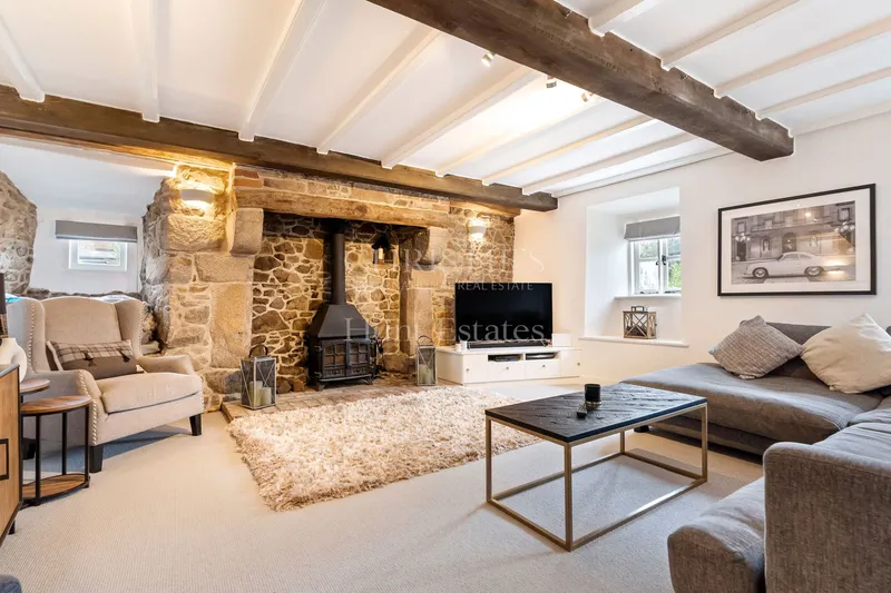 A Charming Blend of Tradition and Modern Comfort — photograph 3