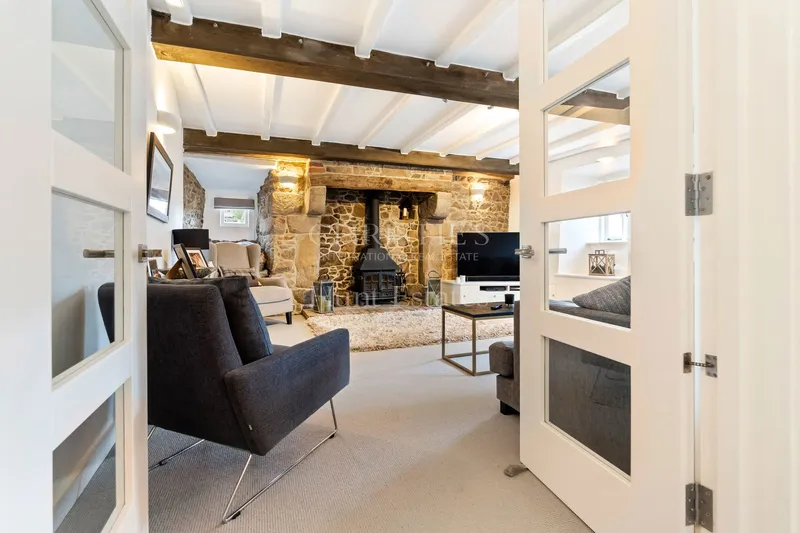 A Charming Blend of Tradition and Modern Comfort — photograph 5
