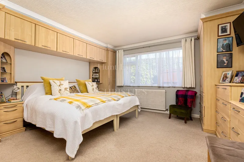 Spacious Detached Dormer Bungalow With Four En-Suite Bedrooms — photograph 10