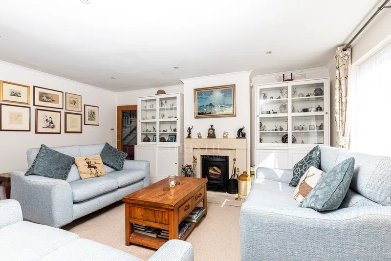 Spacious Detached Dormer Bungalow With Four En-Suite Bedrooms — photograph 6