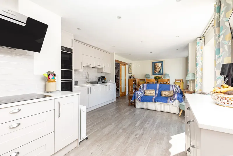Spacious Detached Dormer Bungalow With Four En-Suite Bedrooms — photograph 5
