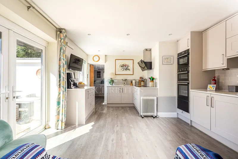 Spacious Detached Dormer Bungalow With Four En-Suite Bedrooms — photograph 4
