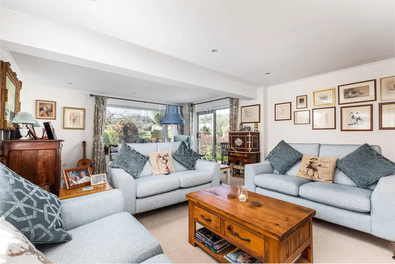 Spacious Detached Dormer Bungalow With Four En-Suite Bedrooms — photograph 7