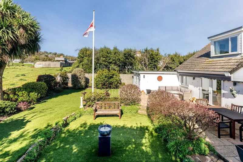 Spacious Detached Dormer Bungalow With Four En-Suite Bedrooms — photograph 2