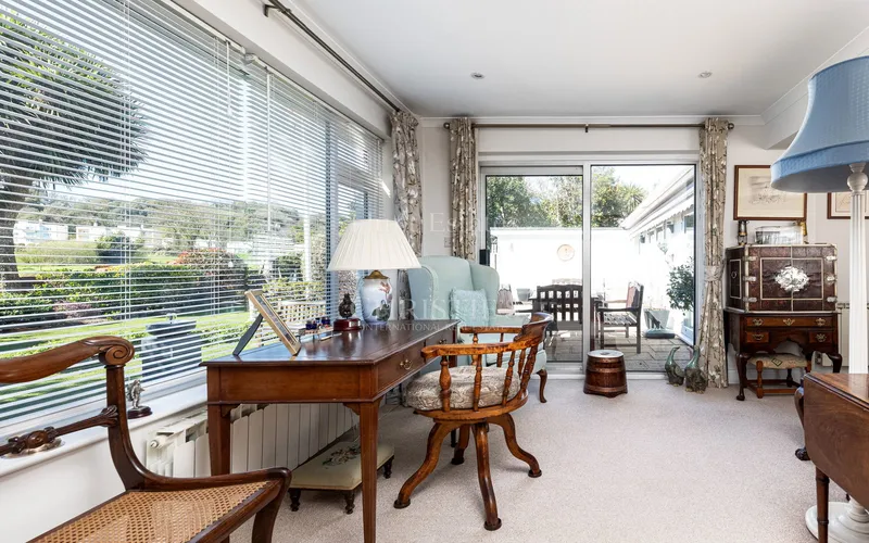 Spacious Detached Dormer Bungalow With Four En-Suite Bedrooms — photograph 8