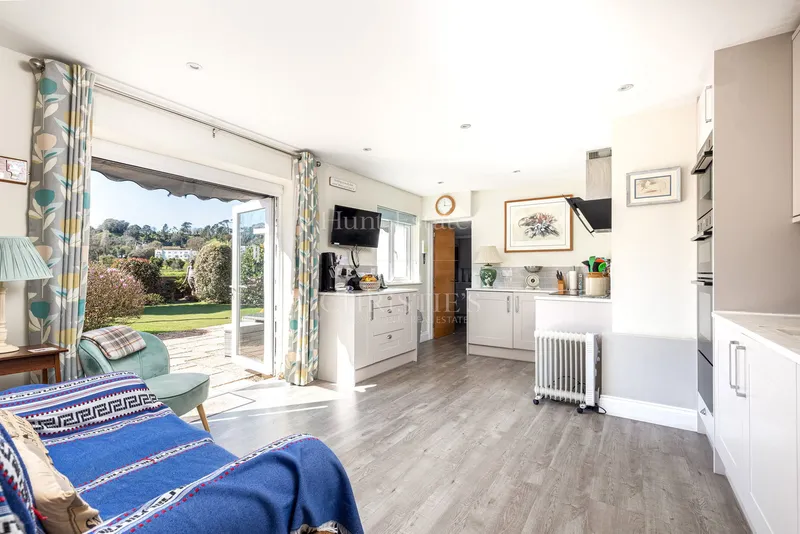 Spacious Detached Dormer Bungalow With Four En-Suite Bedrooms — photograph 3