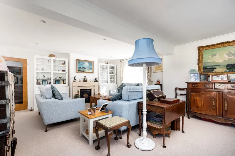 Spacious Detached Dormer Bungalow With Four En-Suite Bedrooms — photograph 9