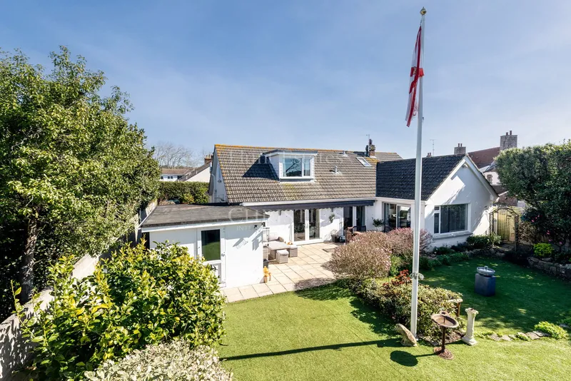 Spacious Detached Dormer Bungalow With Four En-Suite Bedrooms — main photograph