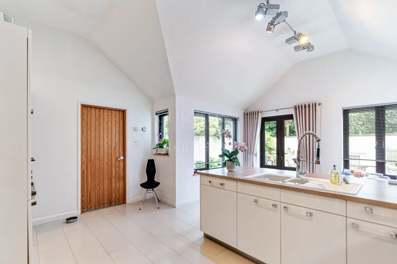 Contemporary Bungalow In Park Estate — photograph 7