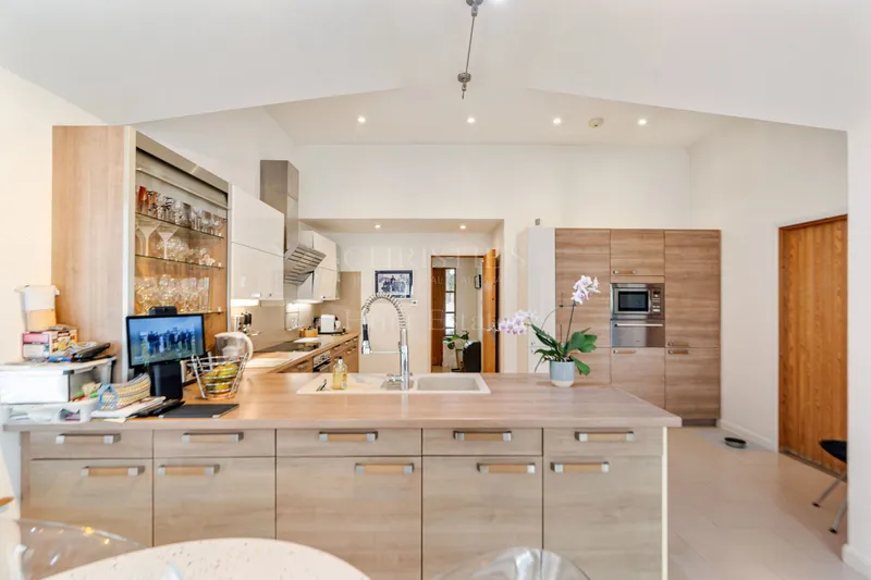 Contemporary Bungalow In Park Estate — photograph 9