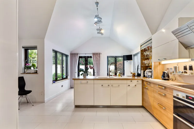 Contemporary Bungalow In Park Estate — photograph 10