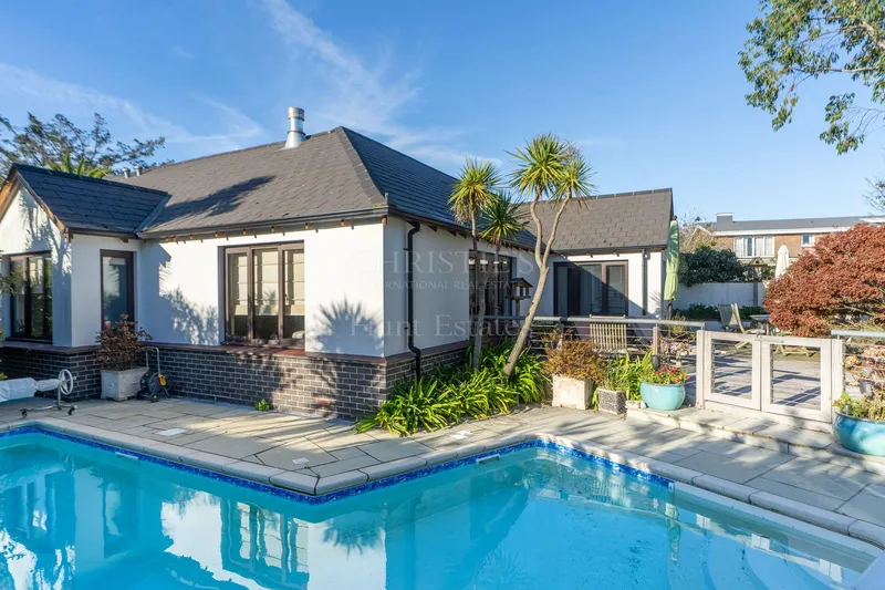 Contemporary Bungalow In Park Estate — main photograph