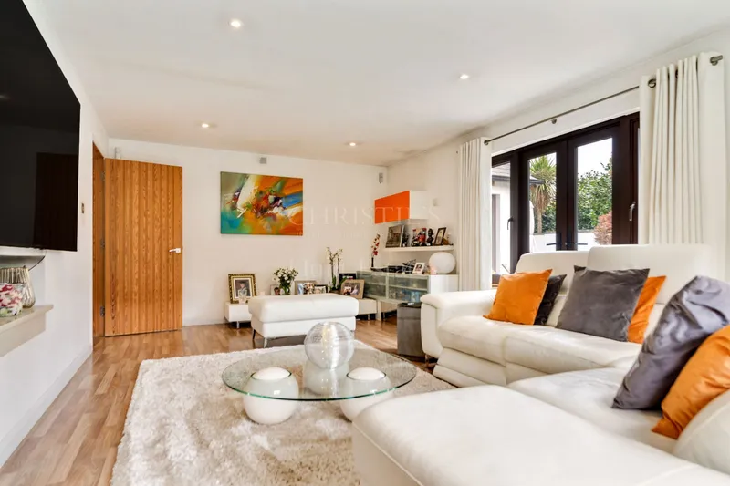 Contemporary Bungalow In Park Estate — photograph 4