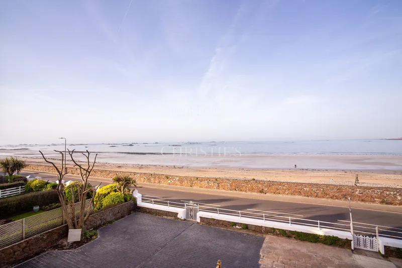 Victorian Home Positioned Directly Opposite The Beach — photograph 9