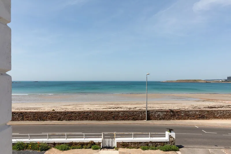 Victorian Home Ideally Positioned Directly Opposite The Beach — photograph 2