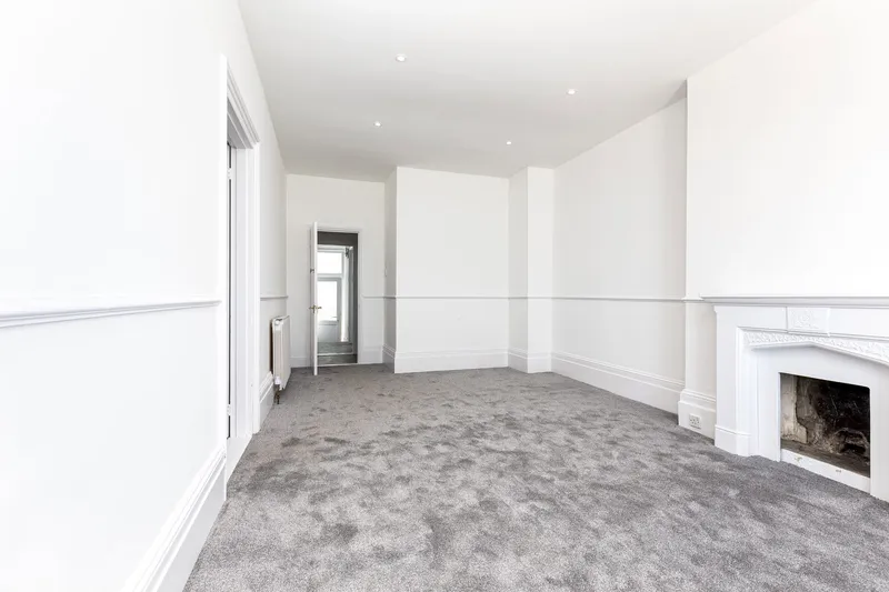 Victorian Home Ideally Positioned Directly Opposite The Beach — photograph 4