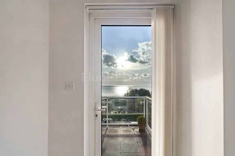 TWO BEDROOM SEASIDE APARTMENT — photograph 5