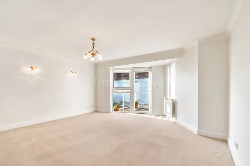 TWO BEDROOM SEASIDE APARTMENT — photograph 3