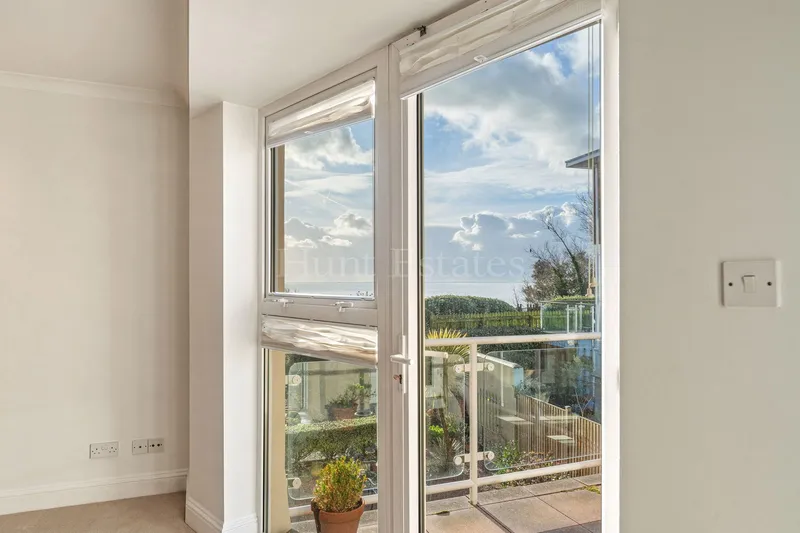 TWO BEDROOM SEASIDE APARTMENT — photograph 2