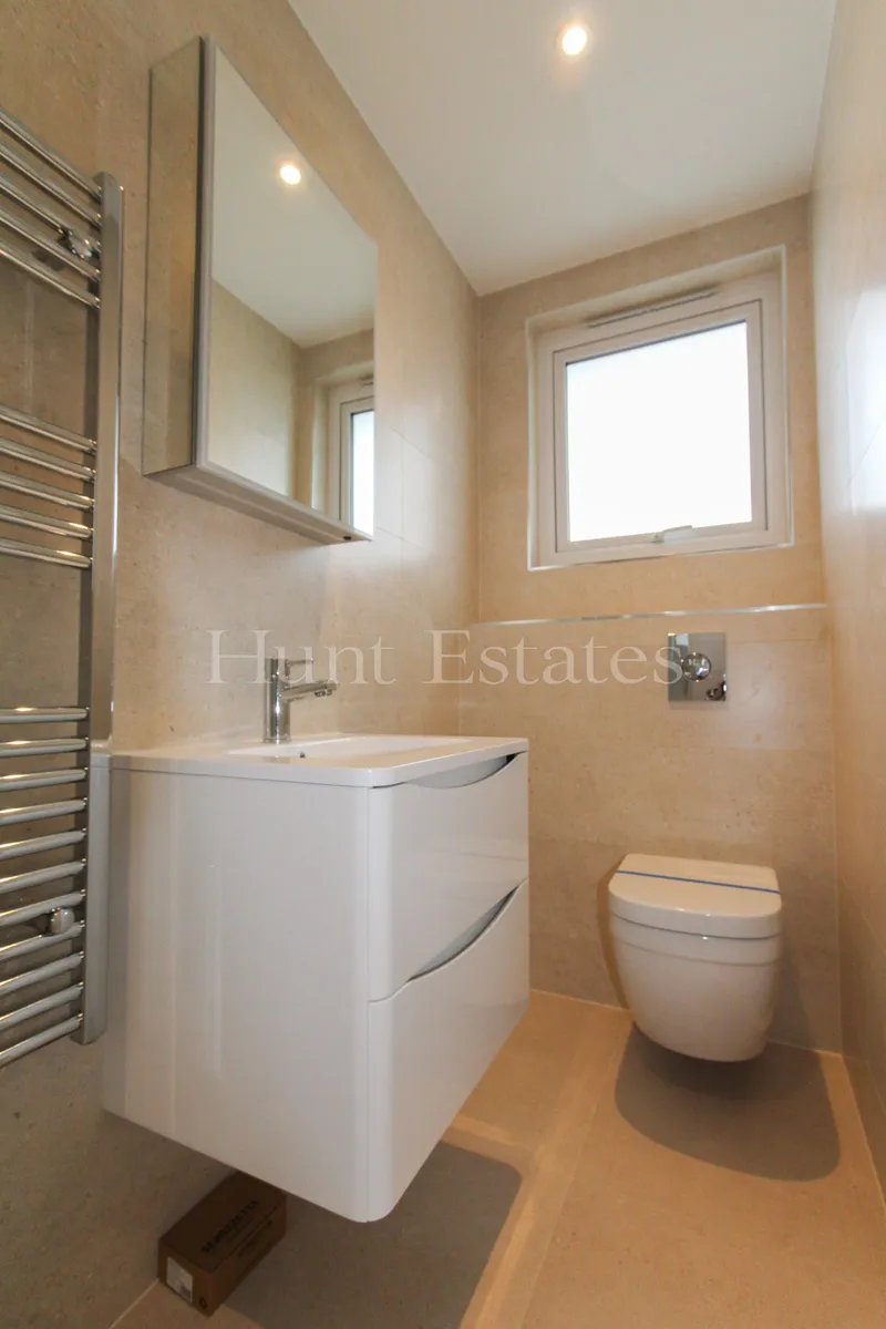 Two Bedroom Penthouse Apartment With Garage — photograph 9
